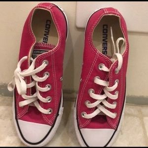 Size 6 pink converse.